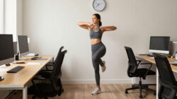 Olahraga Fitness Ringan Di Kantor Membantu Mengurangi Pegal Setelah Duduk Lama